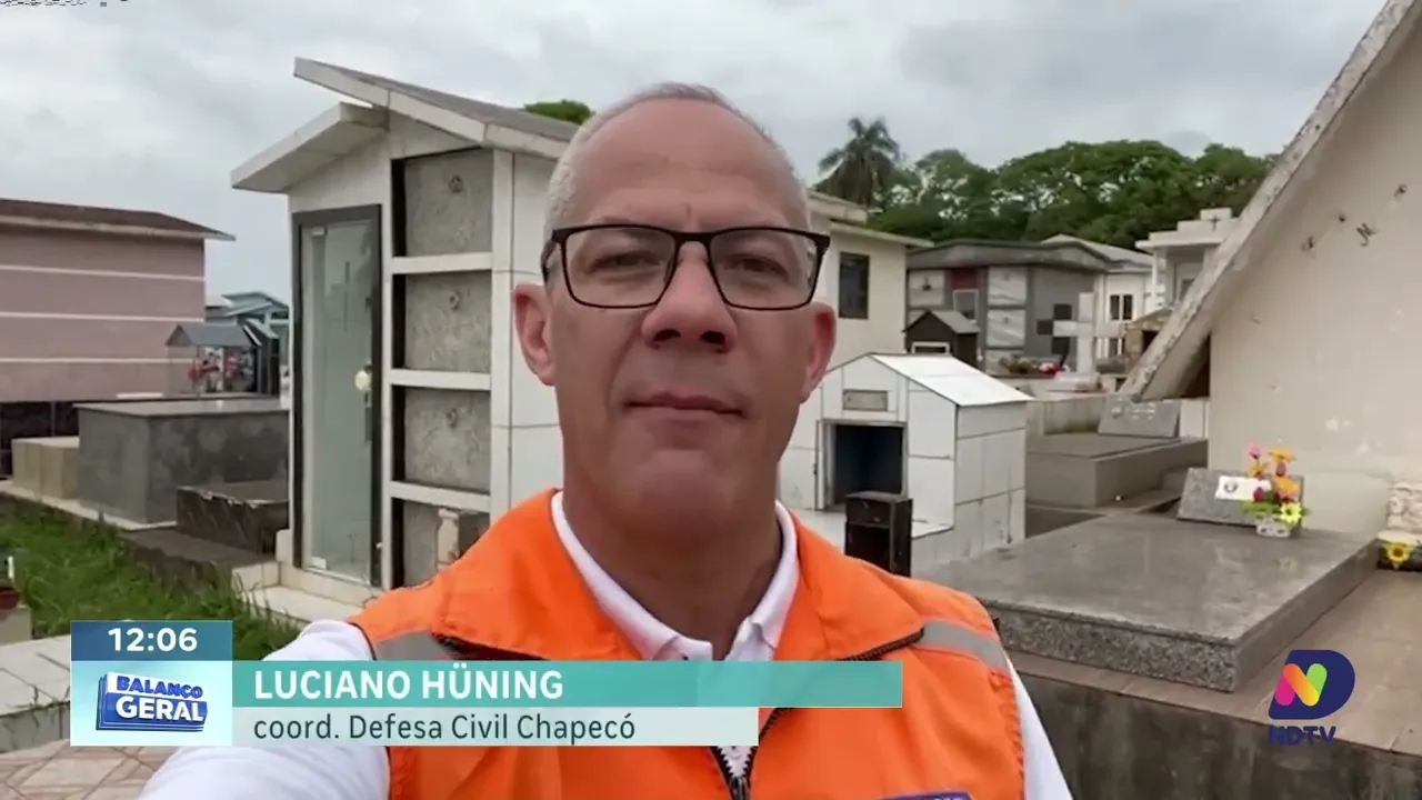 Árvore de 20 Metros é Removida de Cemitério em Chapecó Após Tempestade