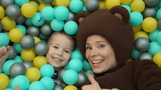Дядя Федор и Медведь играют в детском центре Ambiland