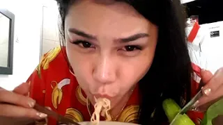 vlog eat noodles