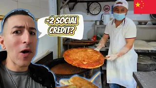 昔ながらの上海市場のにぎわい、厚焼き葱油餅と生煎包