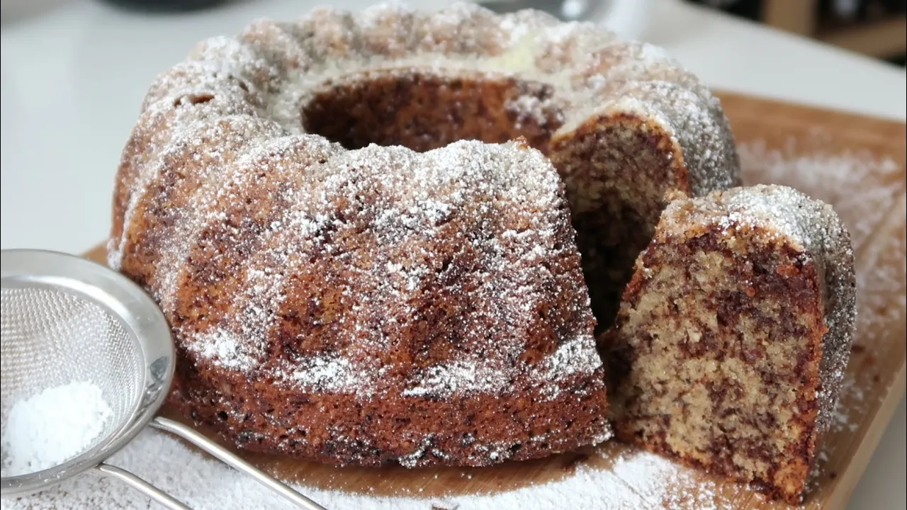 Rezept für einen unglaublich saftigen Joghurt-Kirsch-Kuchen mit einem pinken Zuckerguss | einfacher . 