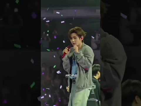 The way Taehyung is catching confetti 😂