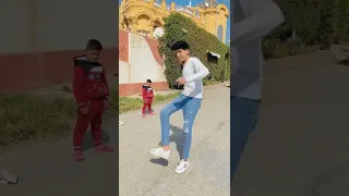 لما أبوك يلعب معاك السبعة مارادونا  دندنها