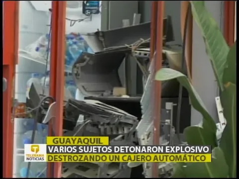 Varios sujetos detonaron un explosivo destrozando un cajero automático