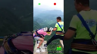 دختره از ترس خودشو جلو همه خیس میکنه  دختره از ترس خودشو جلو همه خیس میکنه