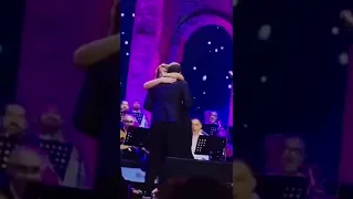 شوف طلوع معجبه على المسرح كان هايتسبب فى وقوع كاظم الساهر 