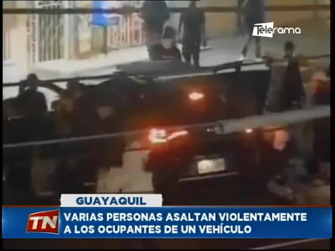 Varias personas asaltan violentamente a los ocupantes de un vehículo