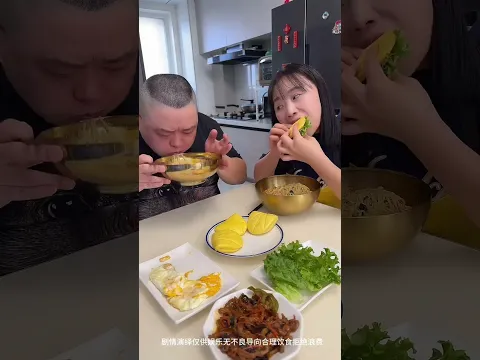 Ông chồng keo kiệt của tôi muốn ăn hết xúc xích một mình, nhưng tôi đã ăn hết sạch.