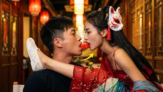 胆大上前抢帅哥嘴里西瓜，直接亲到？难道要被迫以身相许吗！【猫猫小可爱】# 汉服 #搞笑整蛊