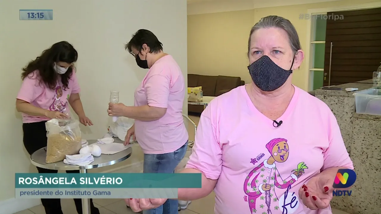 Grupo de voluntárias produz e distribui próteses de mama para pacientes com câncer