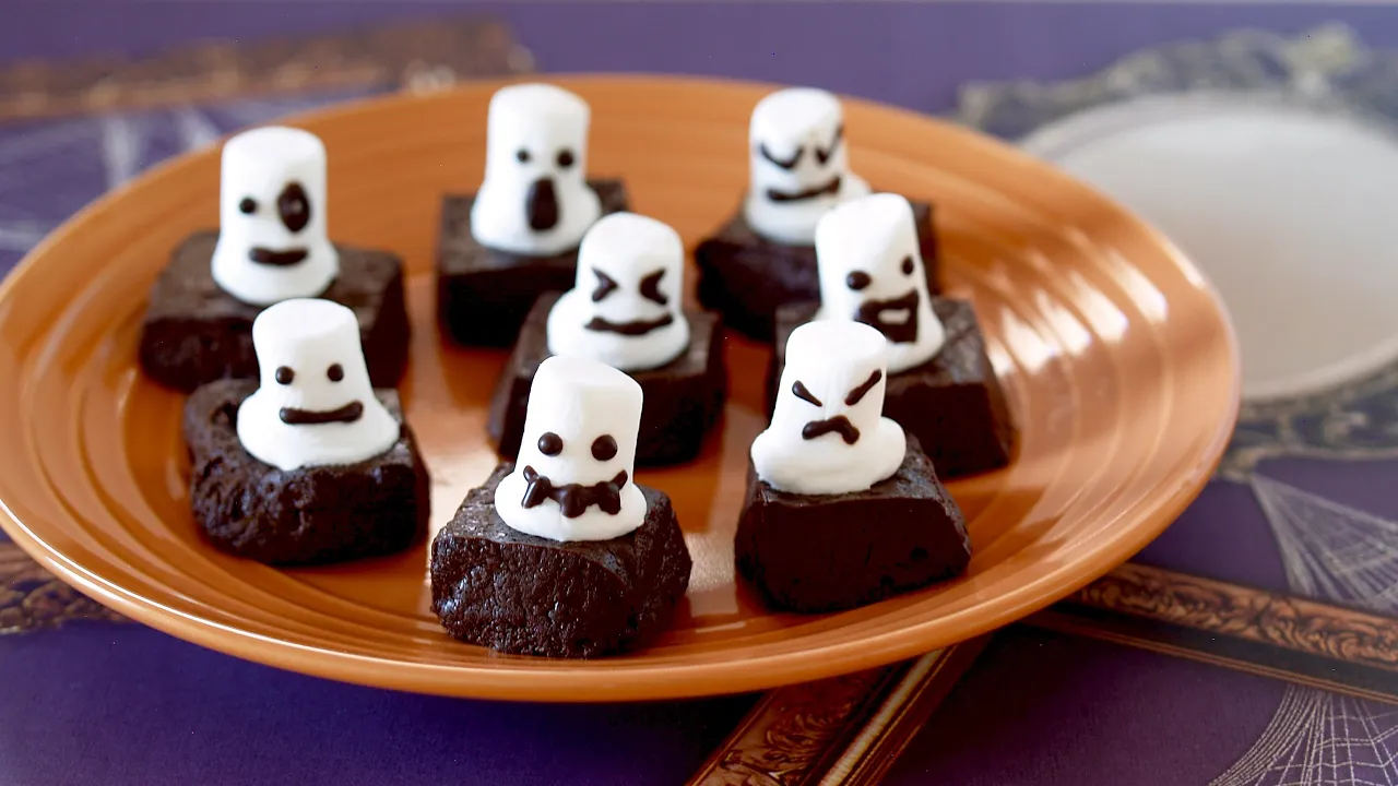 3 Ingredients Baked Chocolate with Marshmallow Ghosts for Halloween (Recipe)  ( )