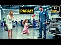 Download Lagu Een klein meisje rent naar een alleenstaande vader die een auto aan het repareren is en roept \