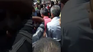 هاني الملقي بعد خروجه من احد مساجد اربد اليوم الجمعة تلقاه بسام بني هاني وتكلم معه باسم الاردنيين 