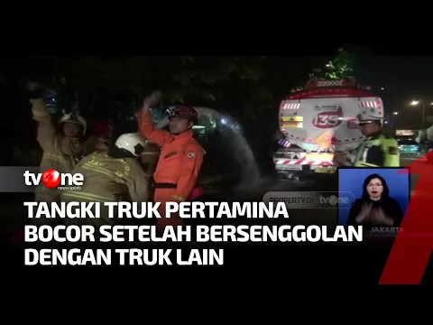Bersenggolan dengan Pengendara Lain, Truk Tangki Pertamina Bocor ke Jalan