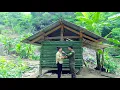Download Lagu De politieagent hielp de alleenstaande moeder een huis te bouwen midden in het verlaten bos.