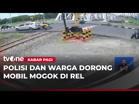 Polisi Bersama Warga Dorong Mobil Mogok di Atas Rel Kereta