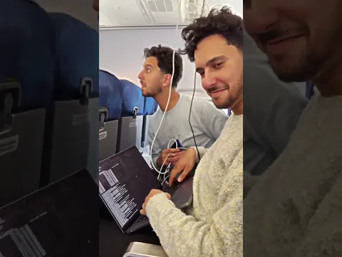 ¡Hackearon una pantalla dentro del avión! 🤯