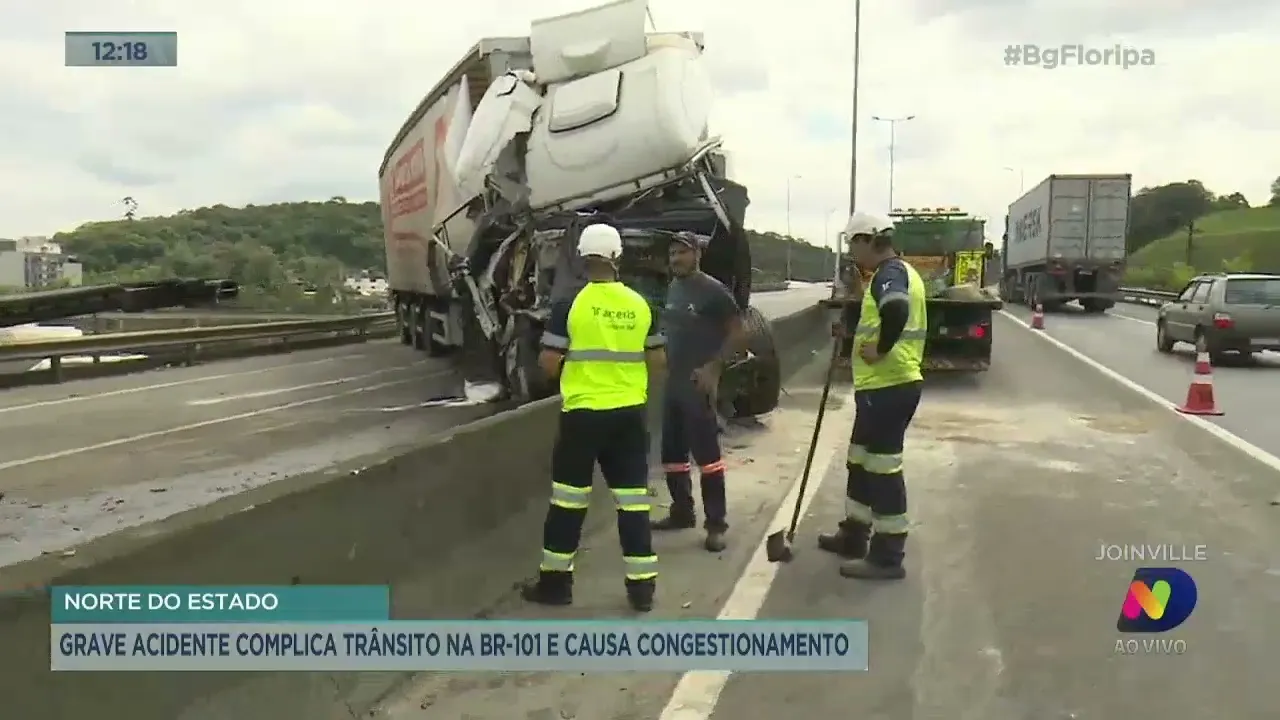 Grave acidente complica trânsito na BR-101 em Joinville e causa congestionamento