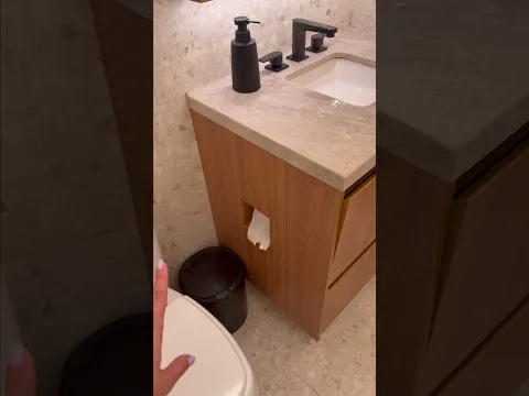 Sabe aqueles suportes de papel higiênico que atrapalham o espaço no seu banheiro? Olha essa solução!