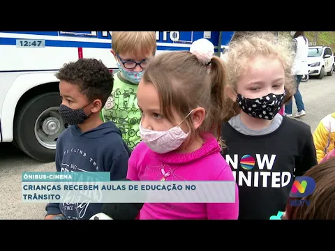 Ônibus-cinema leva aulas de educação no trânsito para crianças