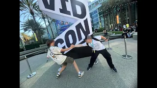 Walking around VidCon (very short stream)