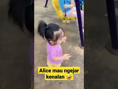 Alice mau kenalan tapi malu-malu 😅