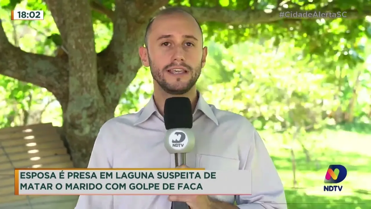 Esposa é presa em Laguna suspeita de matar o marido com golpe de faca