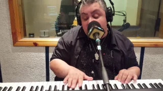 ארקדי דוכין עם ביצוע LIVE באולפן אקו לייף ל היא לא דומה 3 11 2016 Eco99fm 