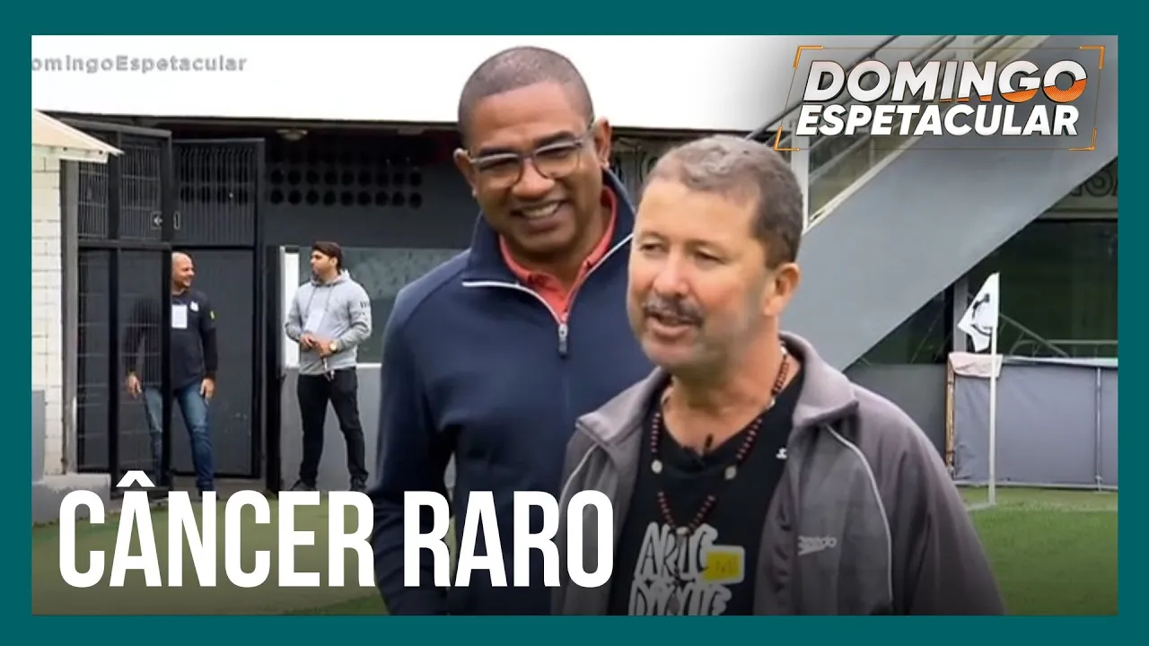 Ex-jogador vence câncer raro e reencontra ídolo da seleção