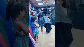 بنات صغار يتعاركن على فستان يجنن 