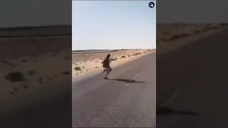 جندي مصري في سيناء يرقص رقصة حب الحياة دندنها