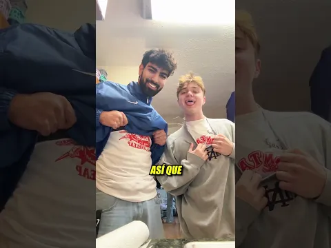 Dos amigos cortaron una camisa para entrar al bar