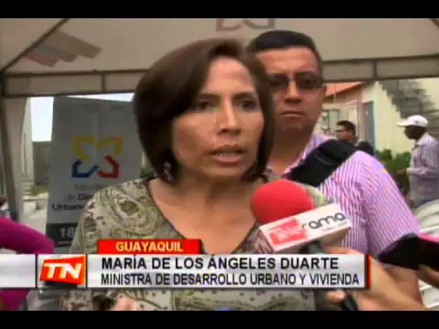 Ministra de vivienda entregó casa a damnificados