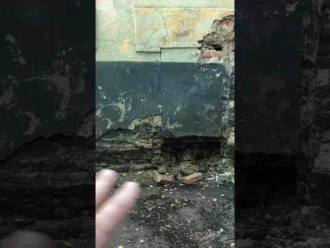Московский особняк утонул в земле