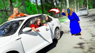 ENCONTRAMOS UMA MULHER COM O ROSTO AZUL NO MEIO DA RUA!!
