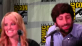 Simon Helberg and Melissa Rauch impersonate Howard s Mom from The Big Bang Theory Comic Con 2011