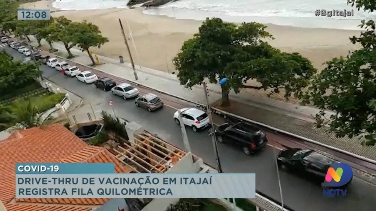 Filas quilométricas no drive-thru de vacinação de Itajaí