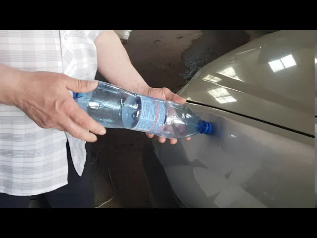 выпрямить пластиковую бутылку. как вытянуть вмятину на машине. вытягивание вмятины на машине. как можно выпрямить вмятину на пластиковой бутылке. вмятина от руки на стеклянной бутылке.