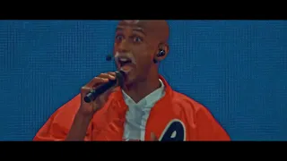Antoine eskaliert komplett.              Antoine Burtz “Ich bin aufm Sprung”    Live im Stadion