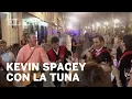 Video di KEVIN SPACEY cantando 'La Bamba' con una tuna en las calles de Sevilla