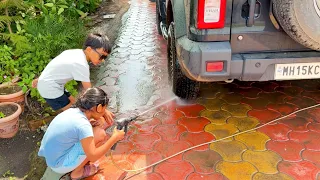 चिखलाने भरलेली THAR गाडी माऊलीने चकाचक धुतली |