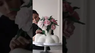 زينة كيك بشكل غريب فازة ورد ابداع 