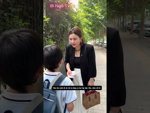 Cậu bé mồ côi nhờ người lạ đi họp phụ huynh và cái kết chạm đến trái tim #shorts