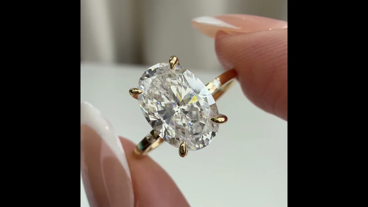 Lucia丨3CT Oval Lab Grown Diamond Hidden Halo Engagement Ring