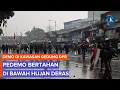 Download Lagu Massa Pedemo Bertahan di Tengah Jalan Saat Hujan Deras