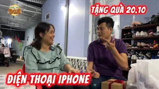 Nhận quà 20.10 là một chiếc IPhone mà bà xã Khương Dừa không tin, kêu Khương Dừa giữ xài