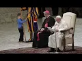Download Lagu Junge stört Papst-Audienz: Zupfen an der Schweizergarde | DER SPIEGEL
