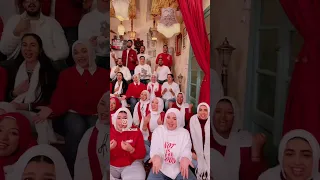 فرقة من الكورال تغني كزدورة بكل الحب     ناصيف زيتون دندنها