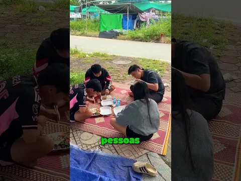 Ele Se Recusou a Deixar Este Menino Pobre Comer Sozinho! 🌧️🍽️