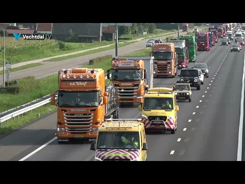 Konvooi met honderden trucks toeterend en knipperend, via A28, onderweg naar het Truckstar Festival TT-Circuit Assen 